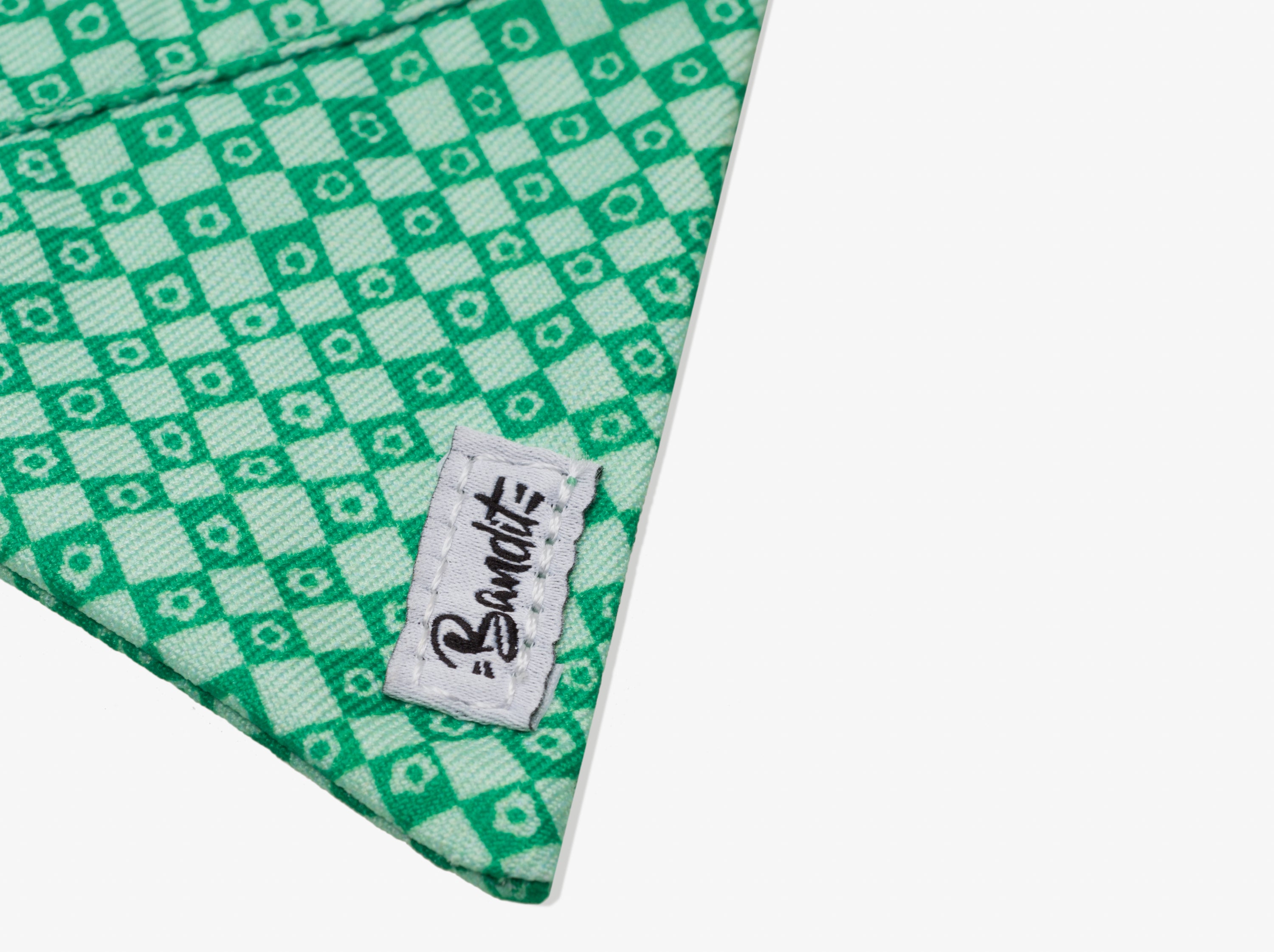 Bandana pour chien imprimé à carreaux vert orné de fleurs