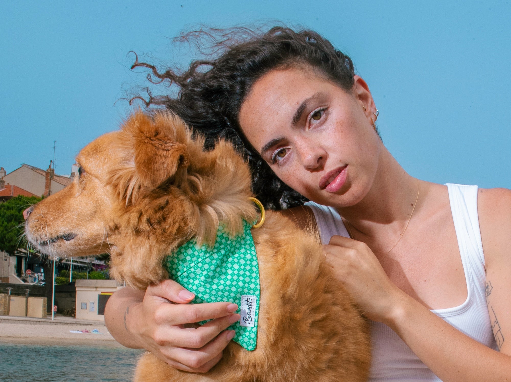 Bandana pour chien imprimé à carreaux vert orné de fleurs