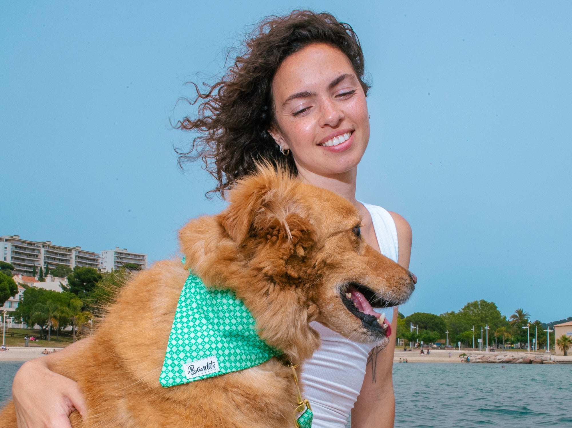 Bandana pour chien imprimé à carreaux vert orné de fleurs
