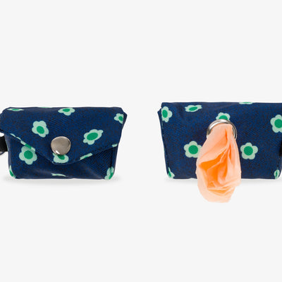 Pochette pour sacs à crottes denim bleu brut à fleurs.