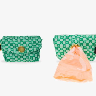Pochette pour sacs à crottes imprimé à carreaux vert orné de fleurs.