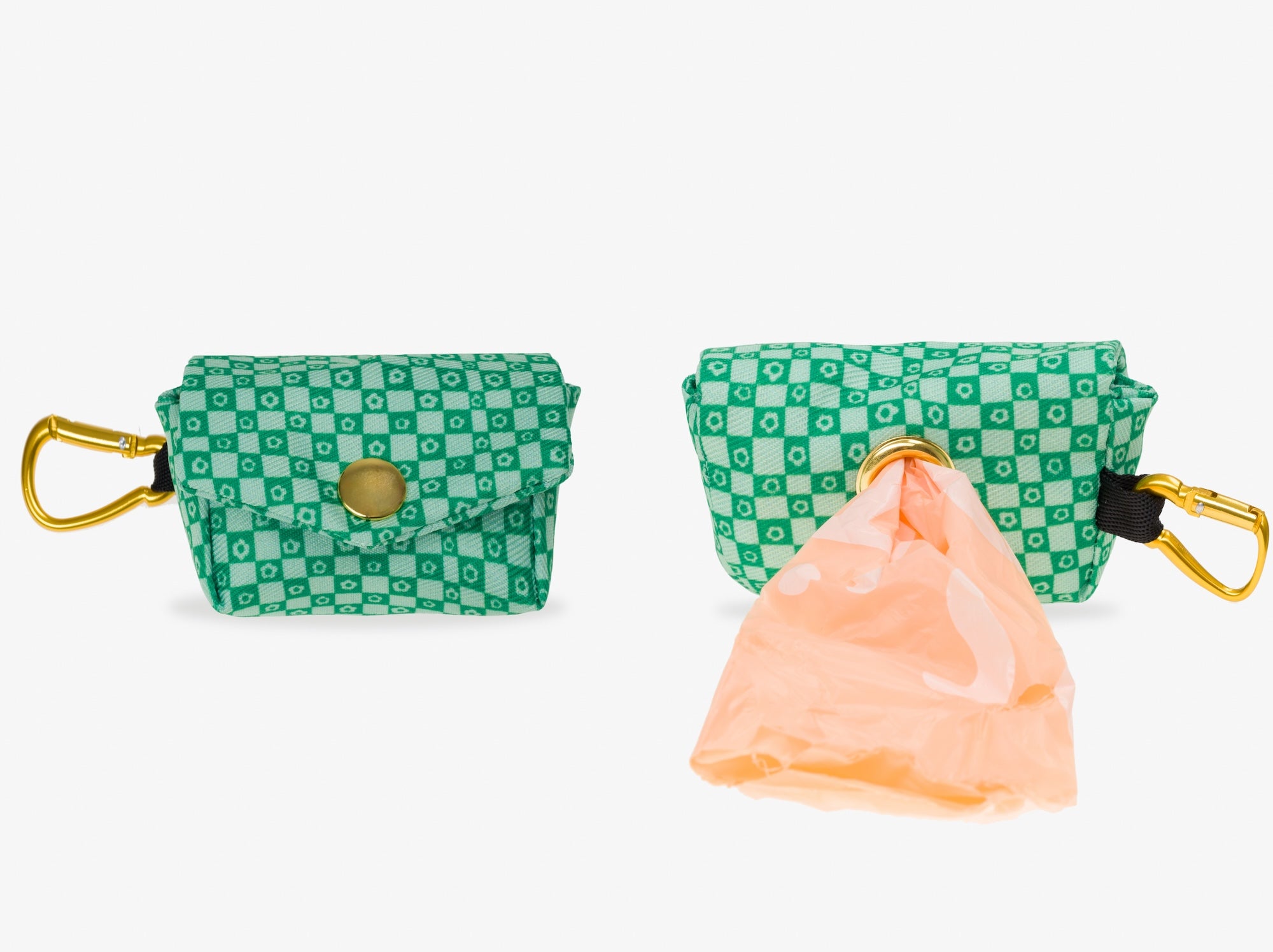 Pochette pour sacs à crottes imprimé à carreaux vert orné de fleurs.
