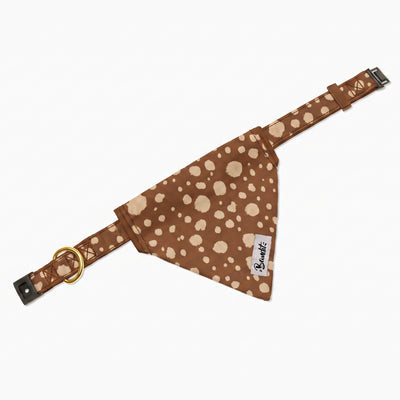 Bandana pour chat motif Faon (pois beige sur fond marron) Essentiel French Bandit, vue produit sur fond blanc
