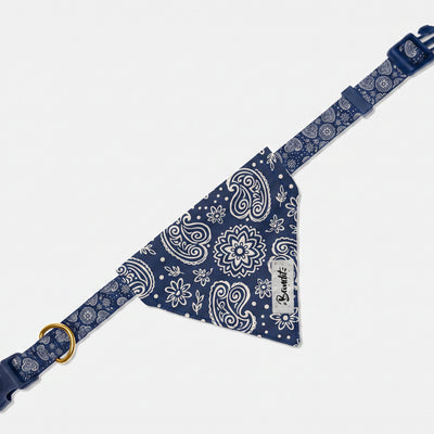 Bandana pour chien motif Minuit (paisley bleu marine) Essentiel French Bandit, vue produit sur fond blanc