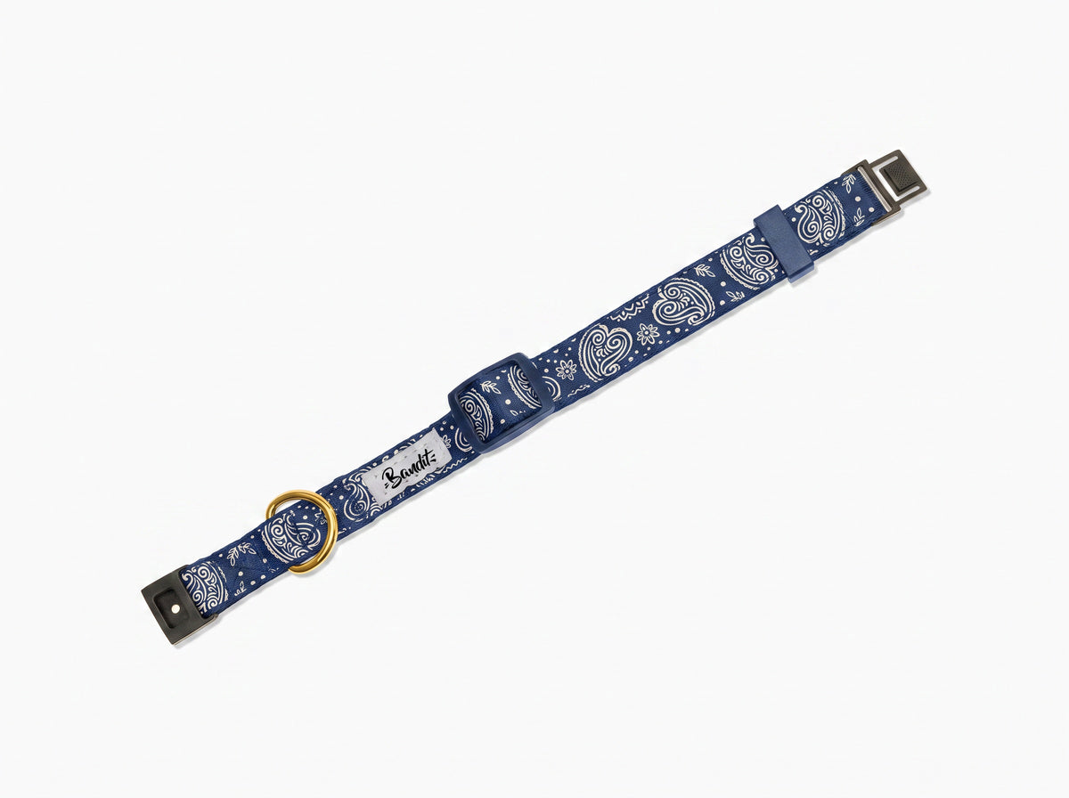 Collier pour chat motif Minuit (paisley bleu marine) Essentiel French Bandit, vue produit sur fond blanc