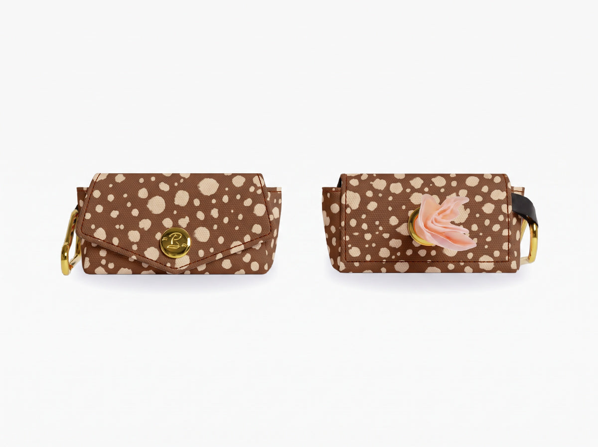 Pochette pour sacs à crottes motif Faon (pois beige sur fond marron) French Bandit, vue produit sur fond blanc