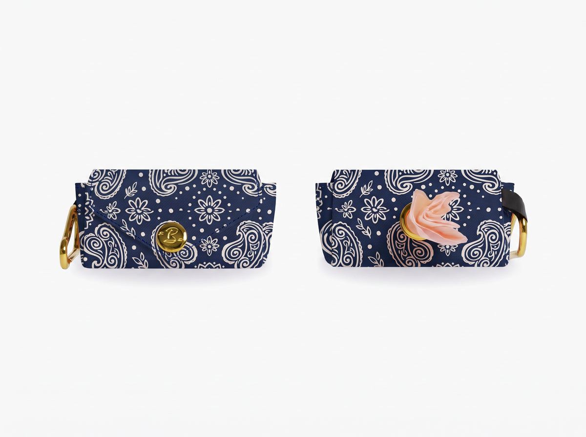 Pochette pour sacs à crottes motif Minuit (paisley bleu marine) French Bandit, vue produit sur fond blanc