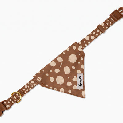 Bandana pour chien motif Faon (pois beige sur fond marron) Essentiel French Bandit, vue produit sur fond blanc