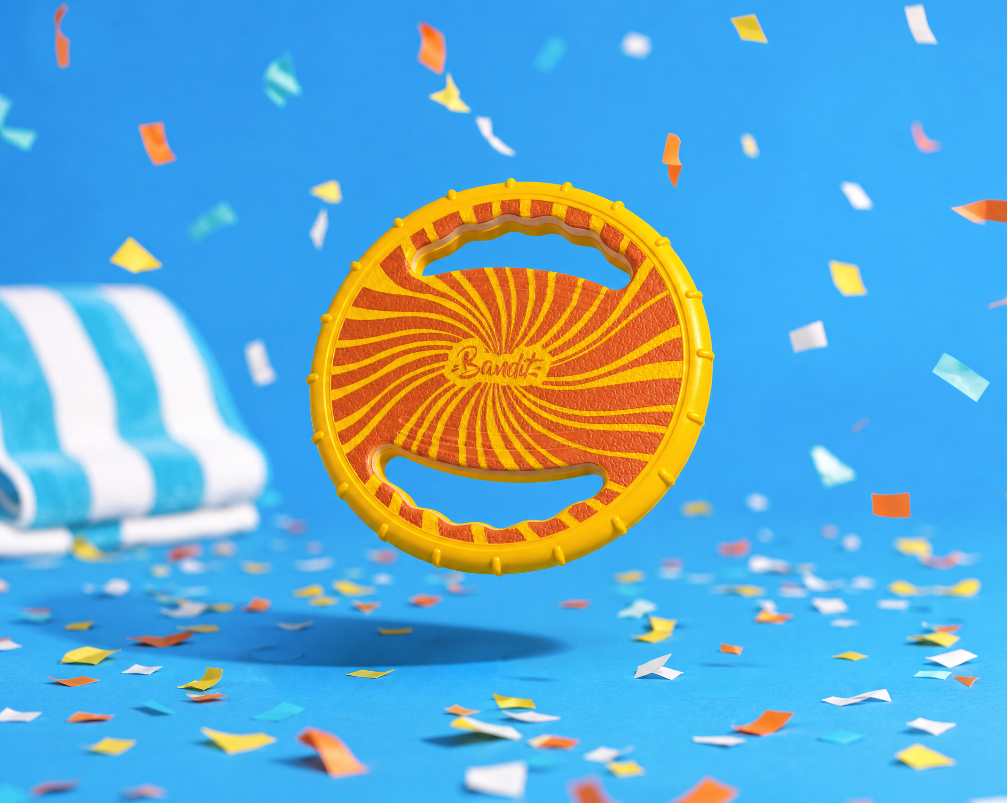 Jouet frisbee French Bandit en lévitation sur fond bleu avec confettis
