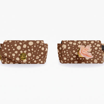 Pochette pour sacs à crottes motif Faon (pois beige sur fond marron) French Bandit, vue produit sur fond blanc